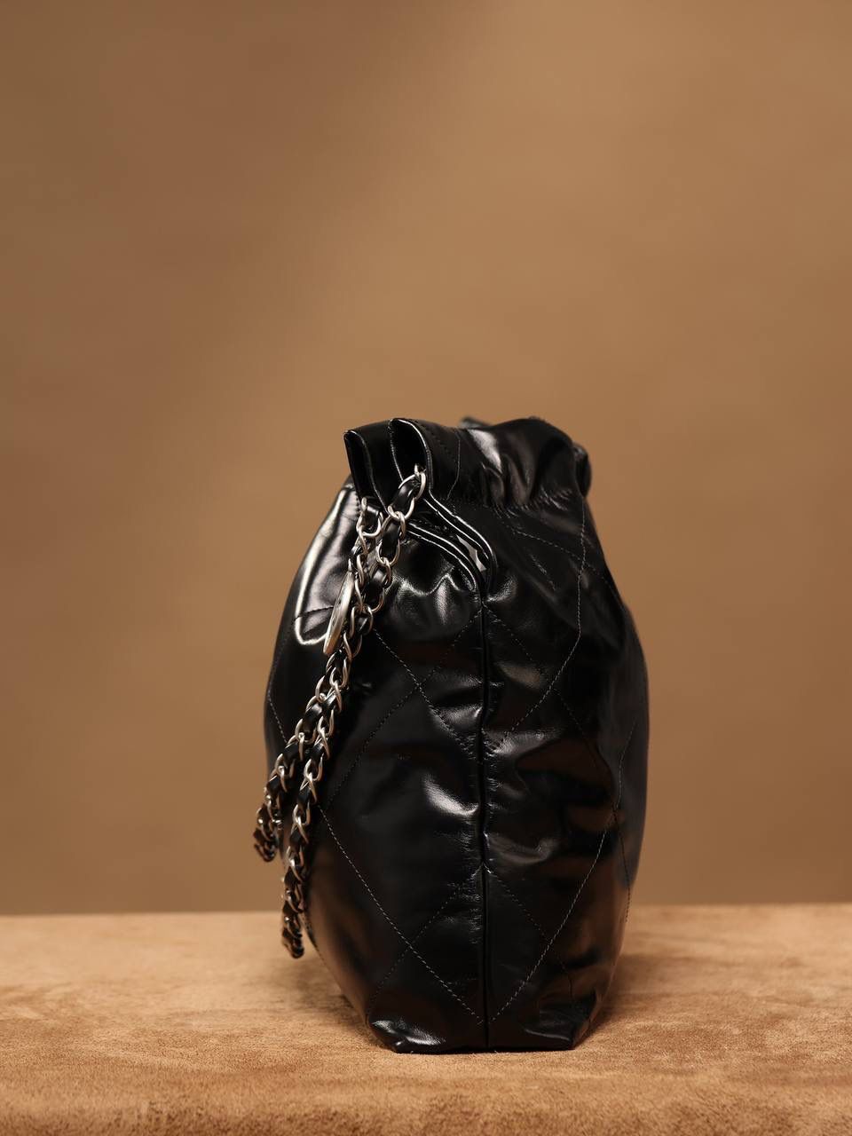 小香2022主打的爆款❤️‍🩹👜 22 bag已经火爆全网全球 我们简称“垃圾袋”，确实有点像垃圾袋 不过实用 我们只做渠道货 我们只做原厂皮独家渠道货 唯一对版的渠道货 22bag 黑色银字小号🤟🏻 小号：35 X 37 X 7cm 中号：39 X 42 X 8cm