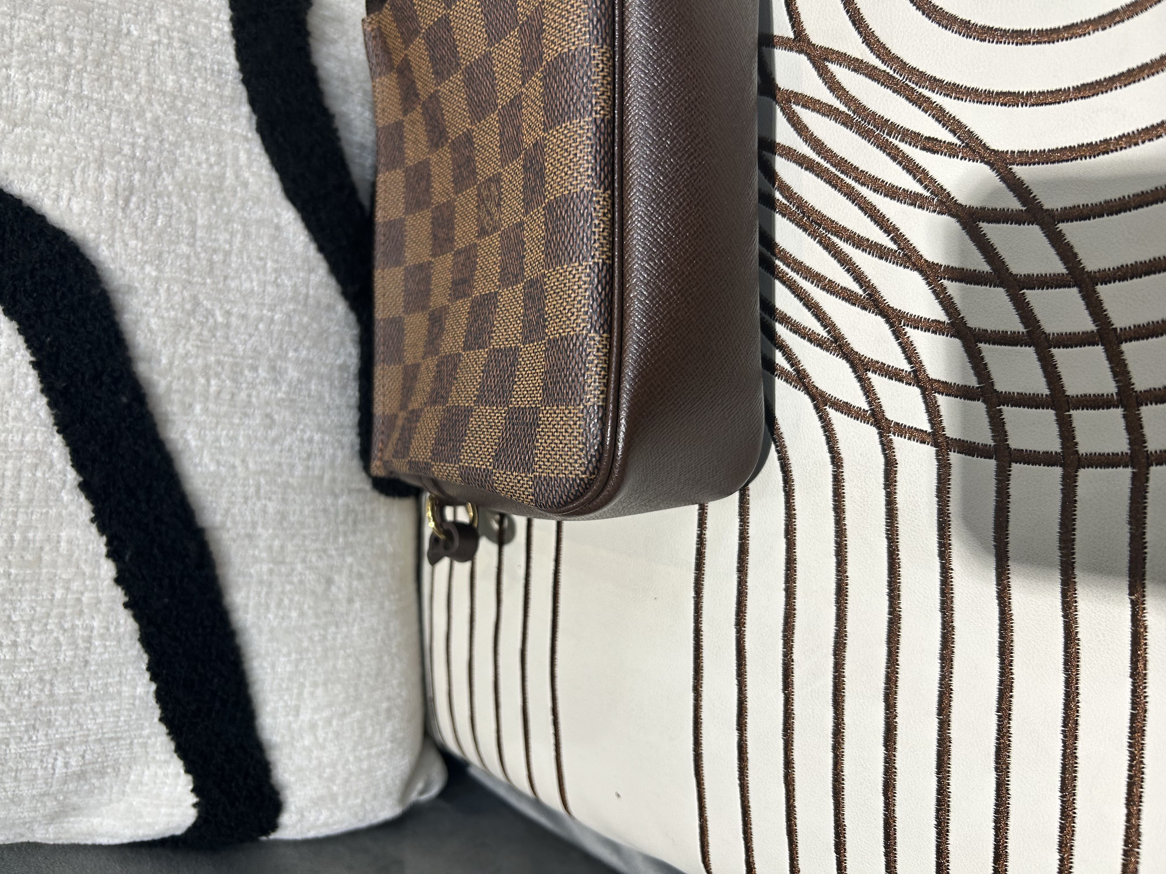 LV Damier Ebene Pochette 100%Authentic, 95%New