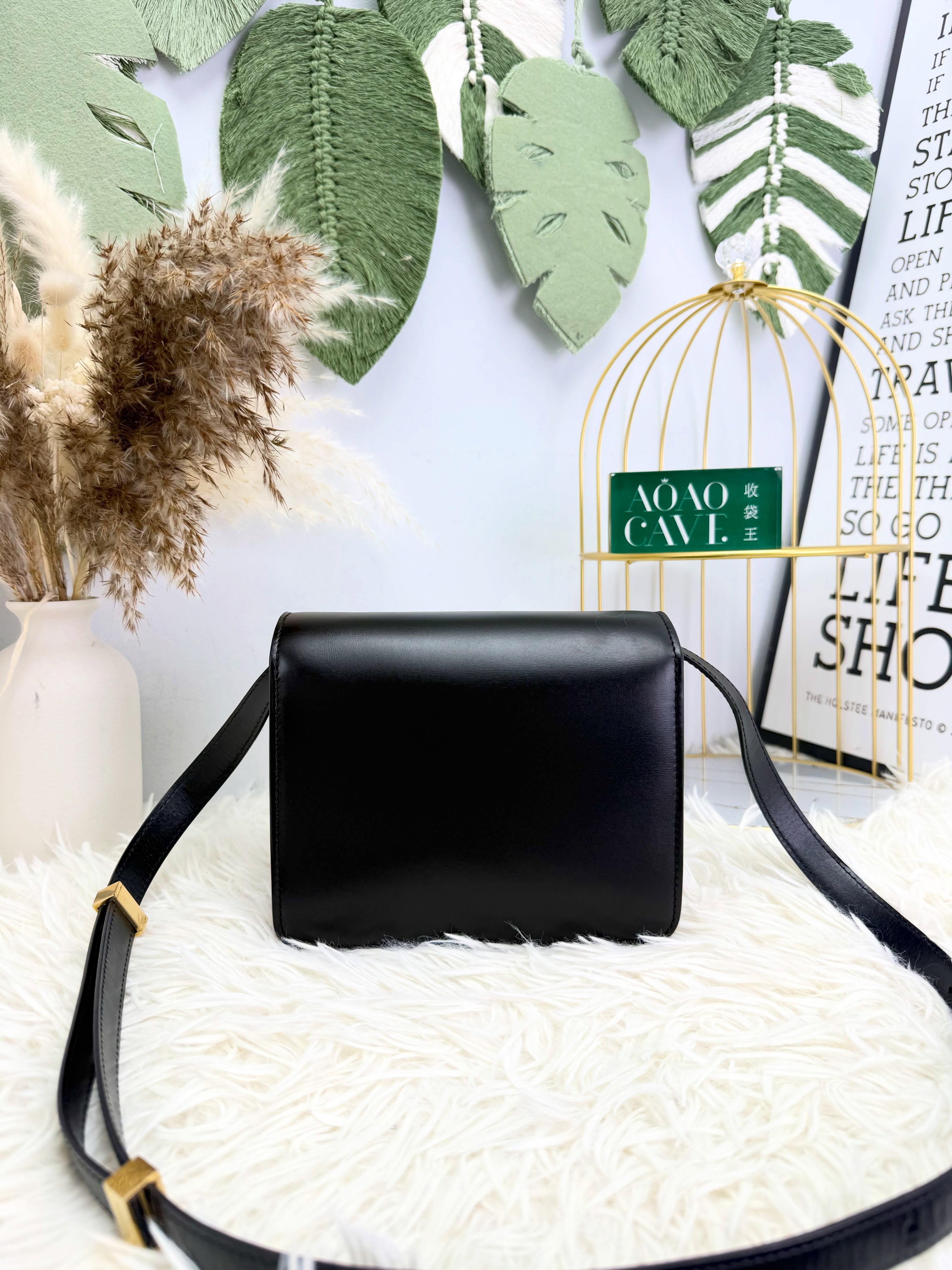 Celine👜 PRE OWNED 🛍️黑金box mini🖤💛  💰優惠價 $6980 98%new  #收袋王  喜歡的話快點pm/whatsapp 我們💓 銷售熱線51111 321（whatsapp)  我們服務包括有：手袋飾物回收、手袋置換(一換一、一換多也可以） 、專業手袋鑑證、專業手袋護理  購買方法 🏢親臨門市 荃灣南豐中心15樓1521室（荃灣地鐵站a出口1分鐘到）敬請預約 ❤️只賣正品正貨，任驗💓🫰🏻 ❤️‍🔥本店為香港註冊公司絕對真貨，信心保證👍🏻 🫰🏻本店設有鑑證服務，有駐場鑑證師  ✨歡迎追蹤我哋各個平台緊貼最新優惠x貨品🔥😍 👇🏻👇🏻👇🏻👇🏻👇🏻👇🏻👇🏻👇🏻  ⭐️Instagram: aoaocave  🌈Facebook: aoaocave收袋王  🔥Carousell: acluxuryhk  👆🏻👆🏻👆🏻👆🏻👆🏻👆🏻👆🏻👆🏻  ___________________________  Disclaimer🫰🏻All trademarks and copyrights are reserved to the original brand holders. @AOAOCAVE sells only authentic goods and is not affiliated with any of the brands mentioned.  @AOAOCAVE 跟任何品牌無關，而且沒有持有任何品牌資版權，亦沒有與任何品牌合作。所有商標及版權歸屬於品牌坊所有，帖子只作分享用途。  #aoaocave #手袋回收 #名牌買賣