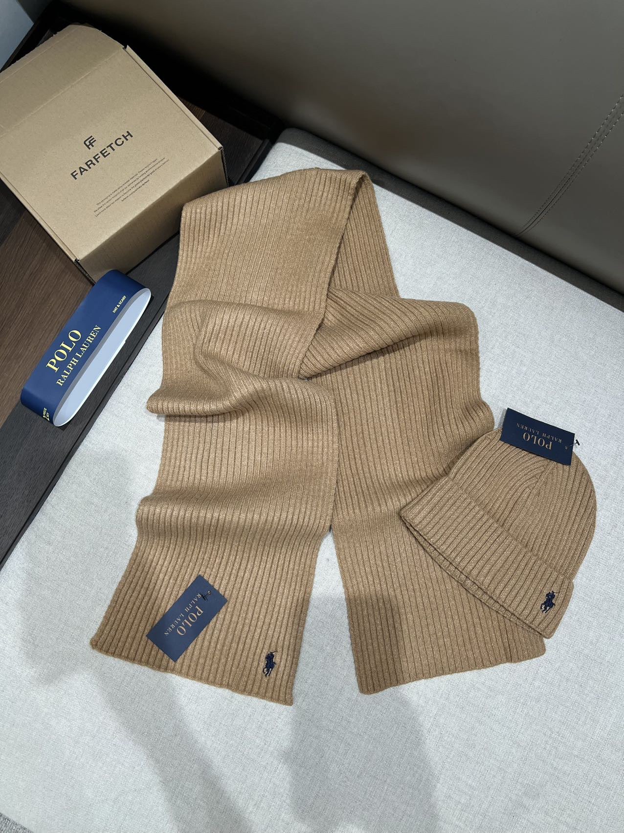 $128套。Ralph Lauren 小馬帽飾圍巾套裝