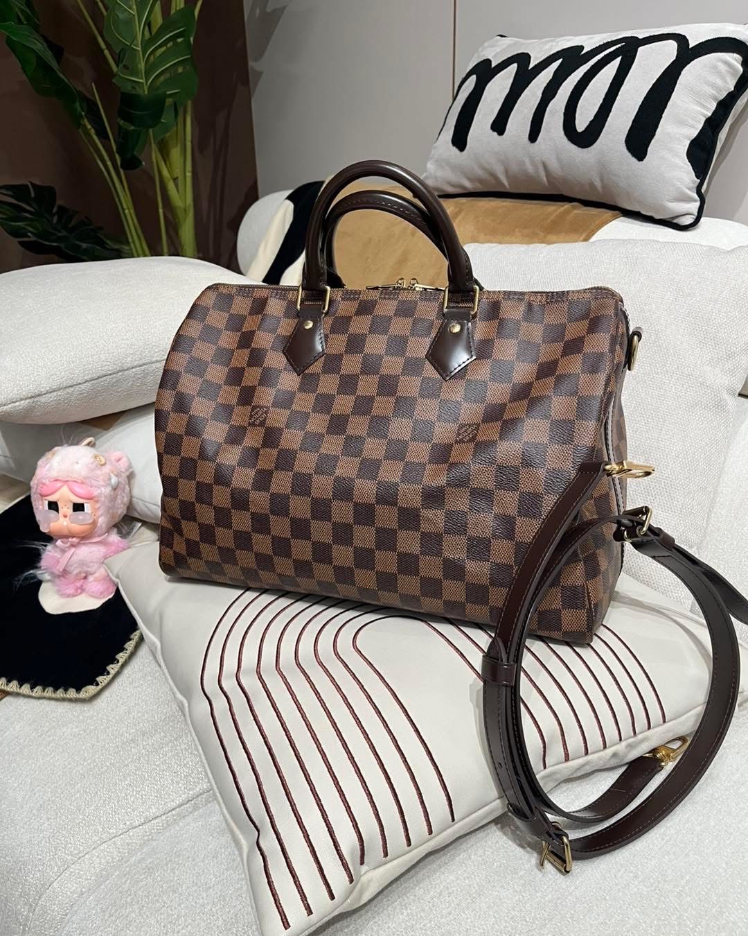 Lv speedy 35 bandouliere  100%Authentic , 98%new  ✅專門店收據✅塵袋✅肩帶 ✨專門店售價 $16,600✨ 