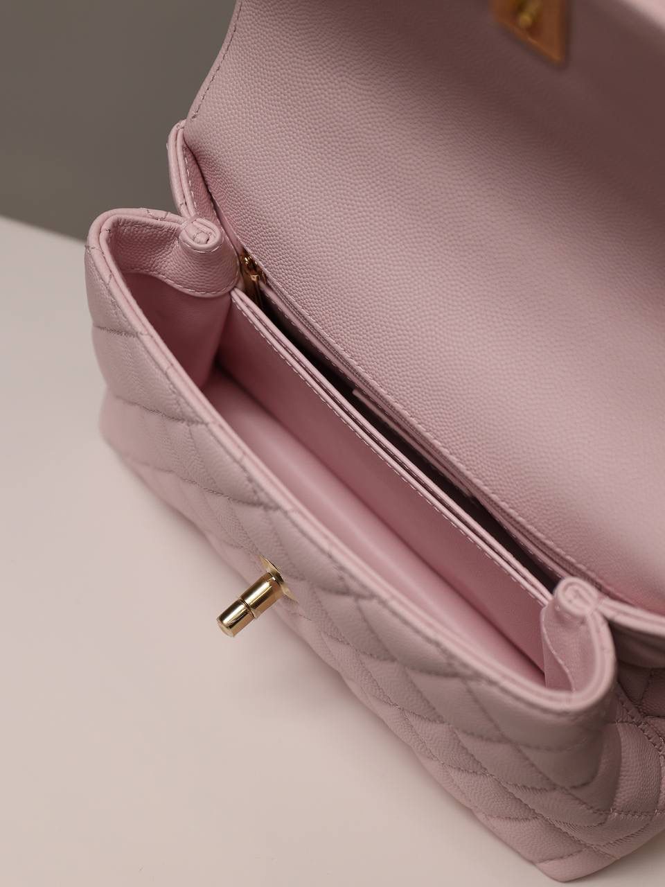 新coco handle小号粉色荔枝纹💞👜 已出货！和CF一个渠道的尾单货，拿过的都不用多介绍啦！新款驾到！独家渠道货！ 尺寸:14 X 24 X 10cm