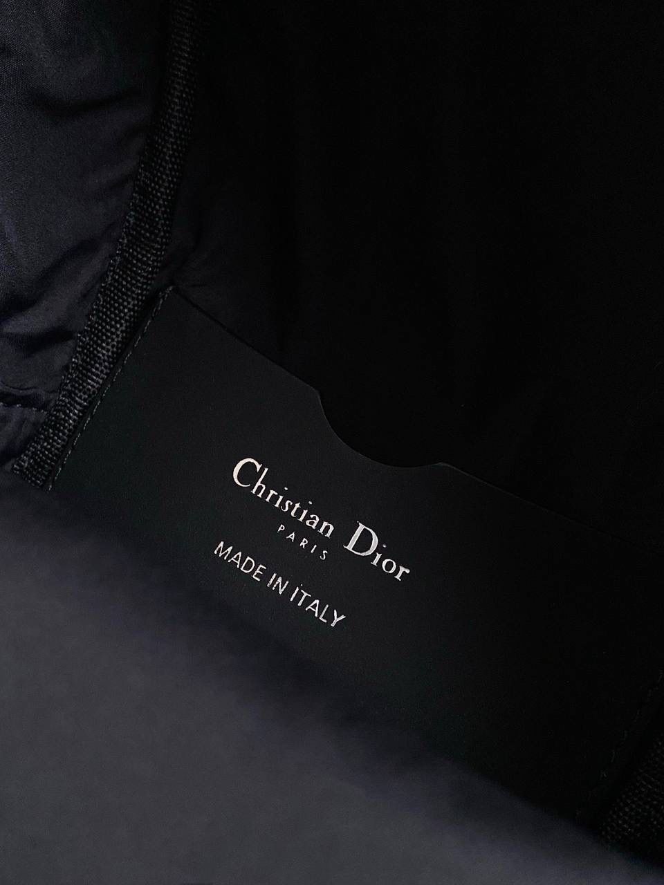 🈶𝗗𝗜𝗢𝗥 𝗕𝗮𝗯𝘆 𝗺𝗶𝗻𝗶双肩包 这么乖巧的超迷你尺寸，谁不迷糊啊！ 简直太太太可爱了，小小一只萌翻 俏皮的少女感非常减龄，又奶又显乖巧 大人小孩一起用啊！出门赚足眼球了！！ 手机是完全能装下的，日常用刚刚好 也很适合出游的时候背，轻便解放双方 可以毫不犹豫的首选，颜值实用并存 24×16×10cm，#6615m