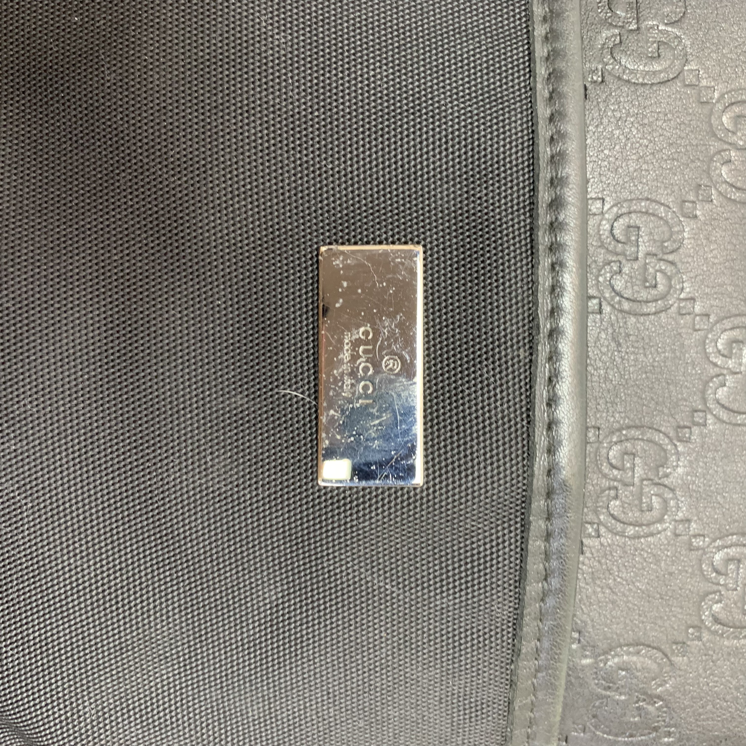 Gucci 壓紋斜挎包