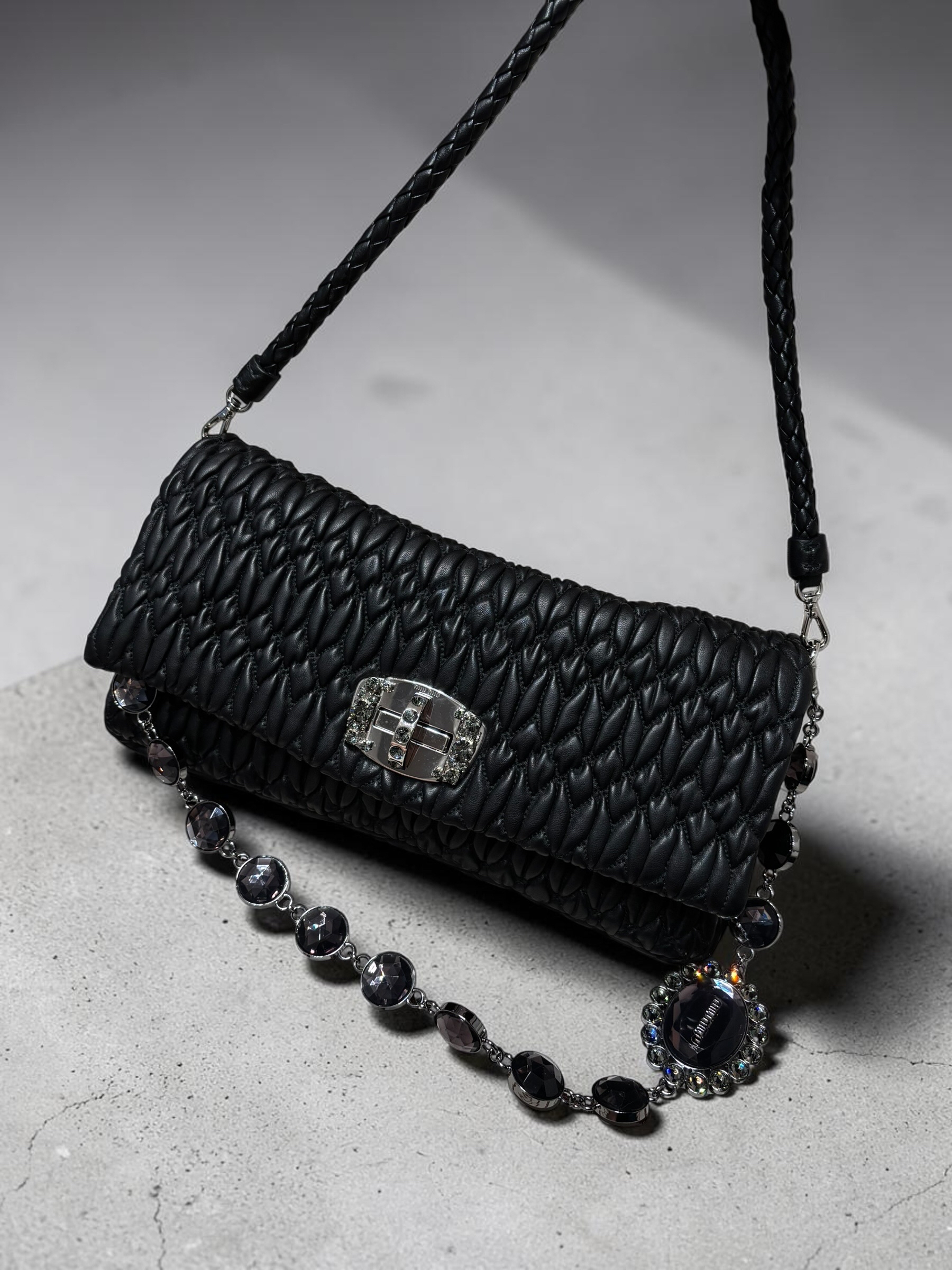 Miu miu shoulder bag  100%Authentic,95%new ✅dust bag   Size: W28*H14*D4cm