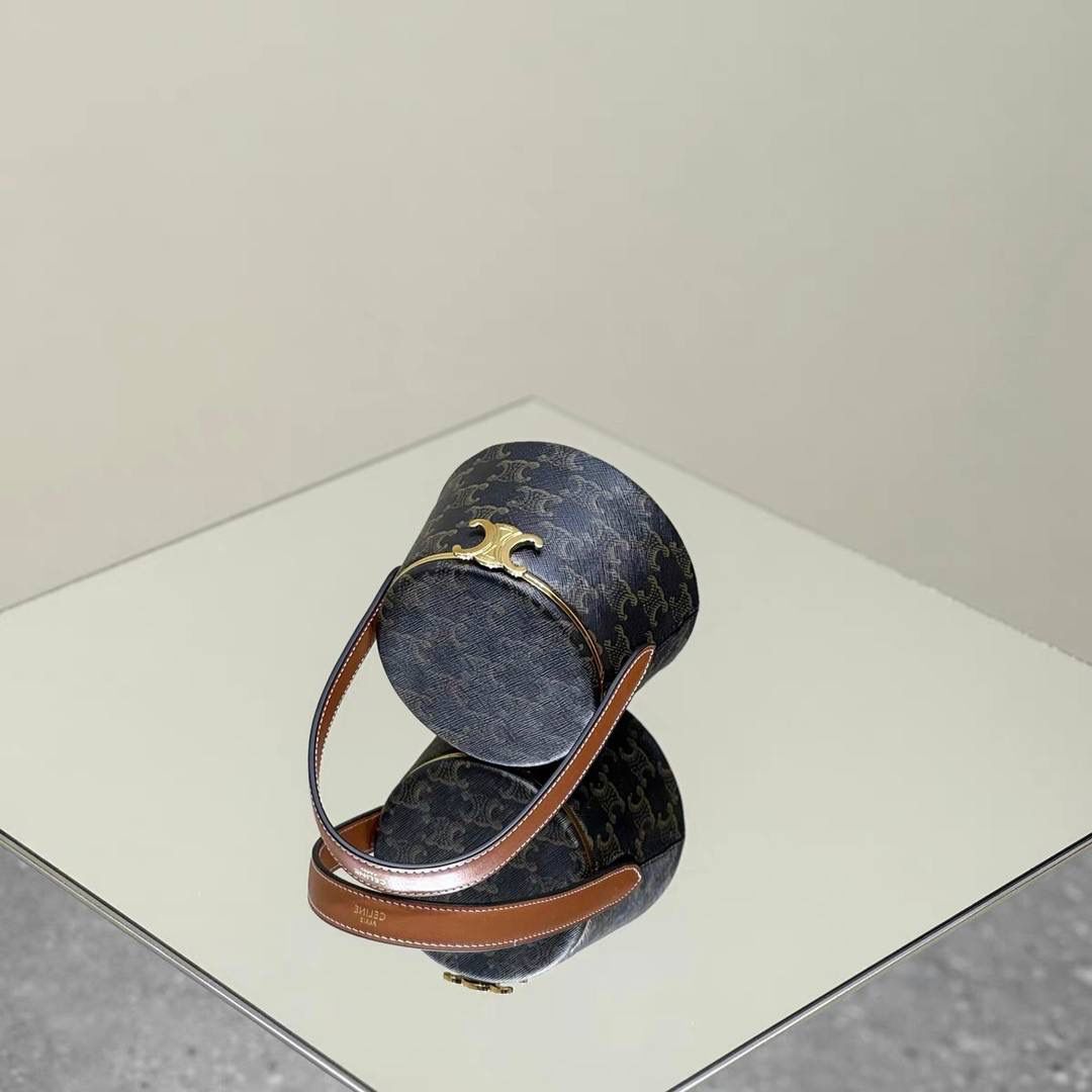 🔥大货实拍图 𝗖𝗘𝗟𝗜𝗡𝗘 ♥️ 𝗡𝗜𝗡𝗔手拎盒 型号：111353 尺寸：13*8*13cm 新品上线啦👏立体盒子包/化妆包~皮带子手拎设计➕圆筒包身，翻盖带镜子，可随时补妆。精致又不失实用性！凹造型拍照，或者当晚宴包，简直美呆🥳