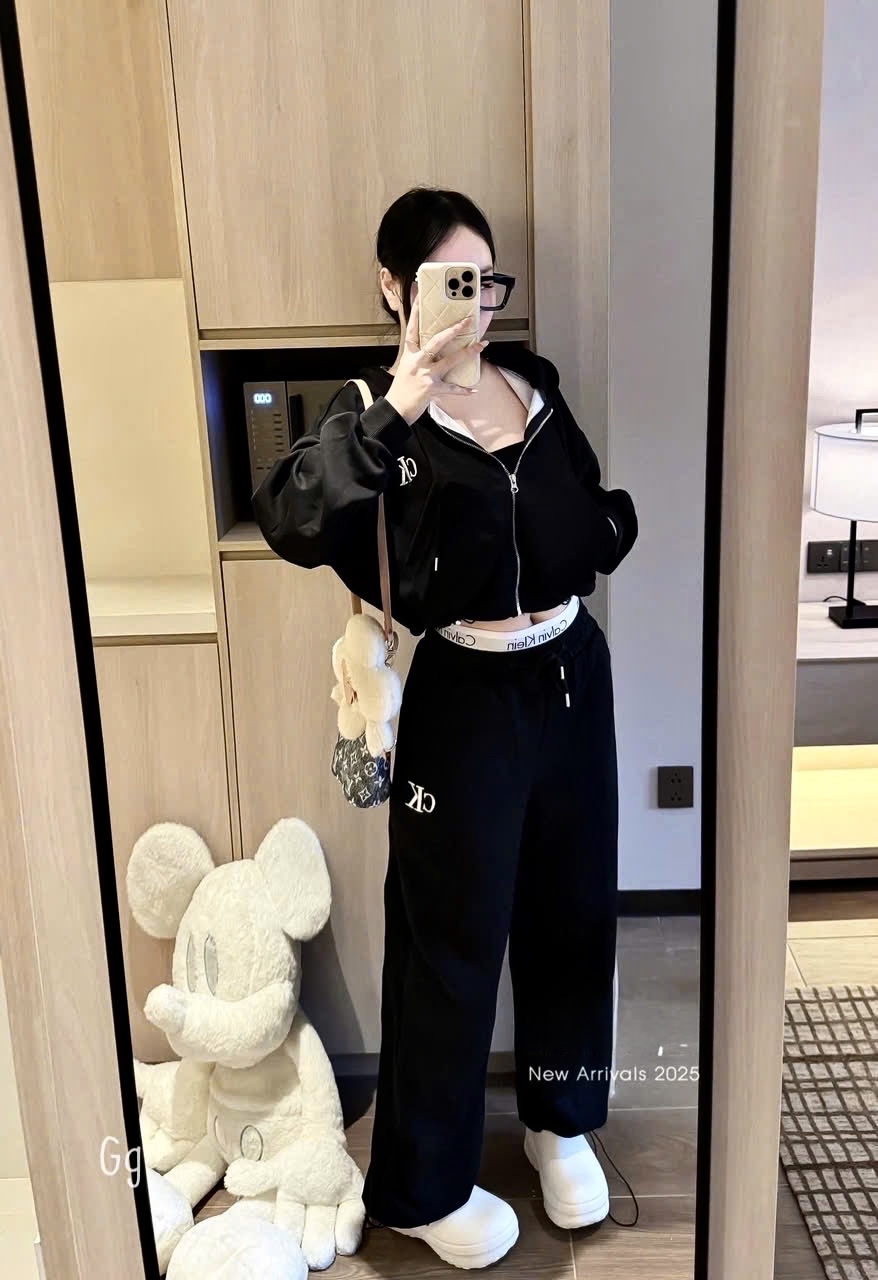 CK 短版連帽衫和寬褲套裝