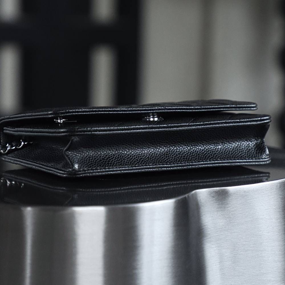 Wallet on Chain發財包鑒定版👜 一包一碼 支持全球鑒定查驗身份證原廠專G Haas皮料過關清單資料可査詢 經典系列WOC，從命名就能直觀感受到這款包包的獨特設計理念，它將傳統錢包與鏈條肩帶進行了巧妙融合！ 它大小精緻，恰好能容納一張百元人民幣，囙此被賦予了“發財包”這一吉祥又討喜的昵稱。 小巧身形，卻蘊含著大大的能量。 五金：全鋼銀扣 皮料：Hass小牛皮大球紋 尺寸：12*19.3*3.5cm