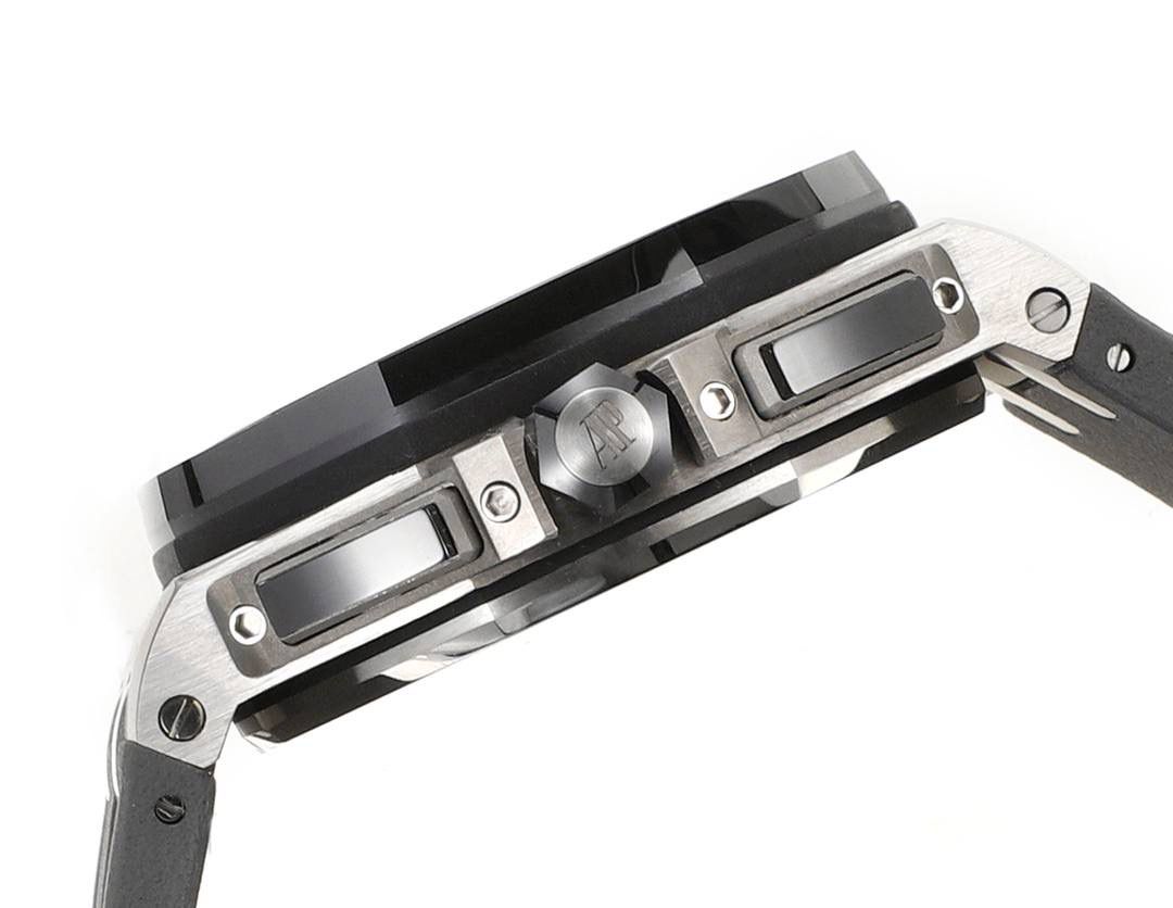 爱彼皇家橡树离岸型横空出世🔥💯引用全新的彩色陶瓷锻造技术，表壳与圈口的选料，不惜重本使用日本进口的氧化锆，无需任何颜料，以超高的压力与超高的温度锻造，形成超高密度的彩色陶瓷，再经过百里挑一，确保每一个成品都与原版毫无色差！CNC级别的打磨，将整一个表壳的边边角角完美处理，即使陶瓷，也做到毫不割手。圈口的拉丝，经过顶级的打磨技术，做到每一丝每一线都毫无断续，每一颗六角螺丝都与表框处在同一平面，拒绝一丝一毫的凸显与凹陷，诠释了何为顶级的复刻工艺！