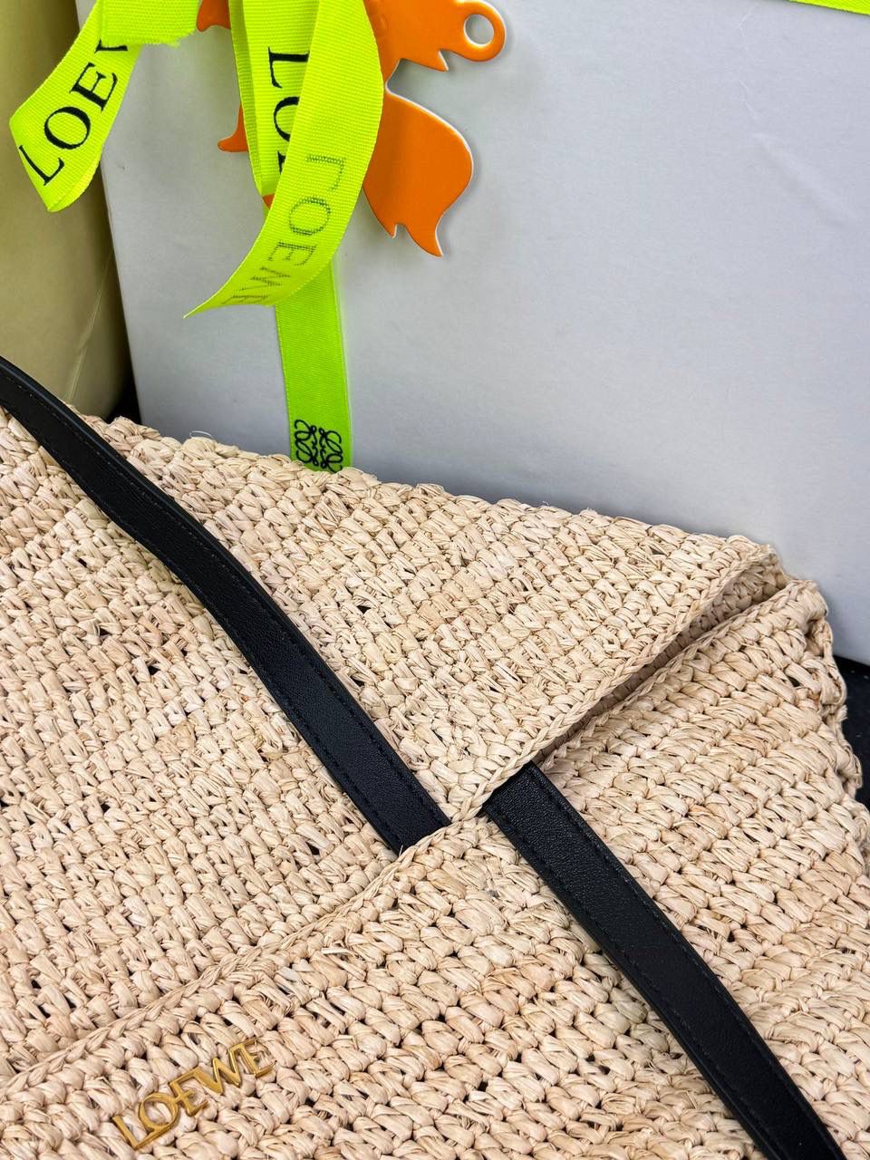 🎈*𝐏𝐮𝐳𝐳𝐥𝐞 𝐅𝐨𝐥𝐝折叠手袋👜*（进口拉菲草） ——全新【𝗡𝗘𝗪】升级‼️ 👉🏻延续经典𝙋𝙪𝙯𝙯𝙡𝙚的标志性几何裁剪设计、新晋顶流🅰️𝙋𝙪𝙯𝙯𝙡𝙚 𝙁𝙤𝙡𝙚 𝙏𝙤𝙩𝙚以折纸包为灵感、升级成🉑完全折叠‼️的结构、立体与平面任意切换、出差旅行🧳必备单品、可肩背或手提、正面饰品牌标志性英文Logo。 👉🏻采用进口拉菲草手工编织而成、该种材料工序复杂、制作成本高昂、但因其柔软度高、环保性能更好、不易变行被广泛应用。 尺寸：𝟐𝟓.𝟓-𝟏𝟒.𝟓-𝟑𝟏.𝟓cm 款号：052316