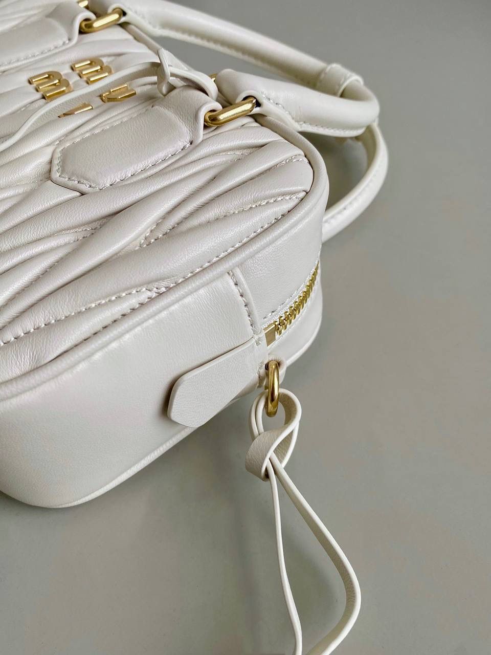 🈶白色小号， 𝗠𝗶𝘂𝗠𝗶𝘂褶皱保龄球小方包 火爆全网都不用多说，人手一只的程度 我们用的是进口小羊皮！非国产皮料 肉眼可见的细腻，软软糯糯触感非常好！ 他家经典独特的褶皱工艺，是要有一定厚度 底料太薄了都做不出它的饱满和弹性 更不是市场通货干瘪瘪的褶皱，实在太假 我们新合作的老师傅在这细节上扣的很认真 一缕一折都有zp的神韵，且做到对版！！ 追求高品质的来🔥⚡️ 13×19×6m #F0012m