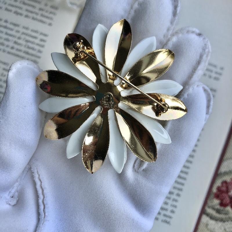 C.a. 1966 Sarah Coventry "Water Lily" Made in Canada Golden and White 3D Floral Brooch (MT1817)
