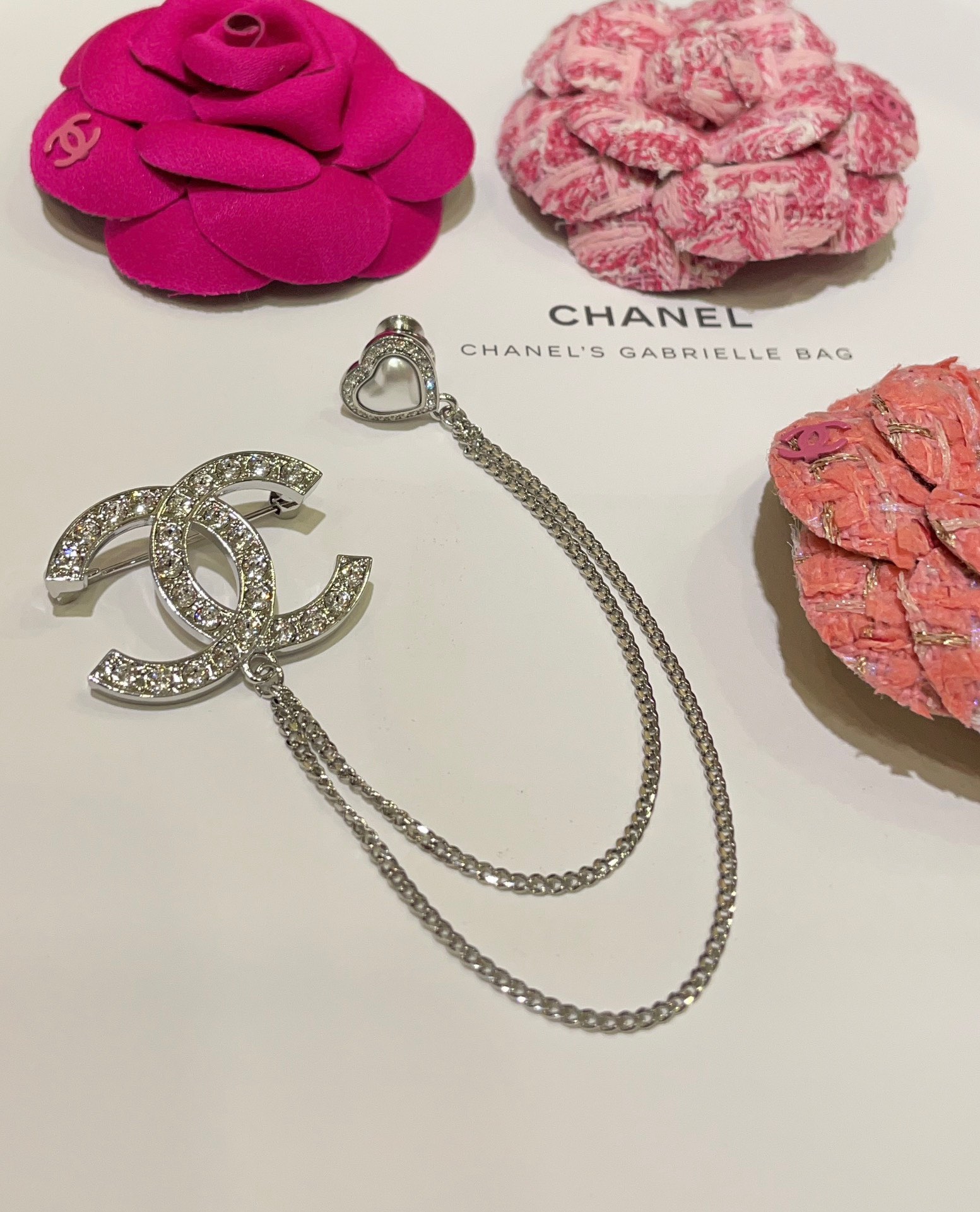 CHANEL 23B滿鑽CC愛心鏈條胸針