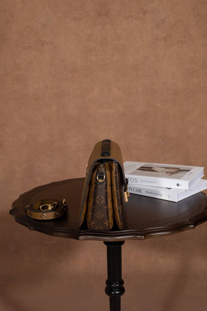 LV POCHETTE METIS 🎀大邮差包 法国原厂皮 + 全钢五金 摸起来就是不一样，质感很高级，拿在手上很有 feel 💼 📏 尺寸 25 × 19 × 7cm 大小刚刚好，不大不小，日常背超级舒服～ 这款真的是 女生一定要有的一颗包 👜 经典中带点可爱，耐看又百搭～ 经典老花配上 黄花色调 💛 让原本很经典的邮差包，看起来更年轻、更时尚✨ 不老气、不无聊，反而越看越喜欢～ 里面还有 隔层设计，真的很能装 👍 手机、钱包、化妆品统统 OK～ 不管日常出门还是凹造型，都很加分 💃