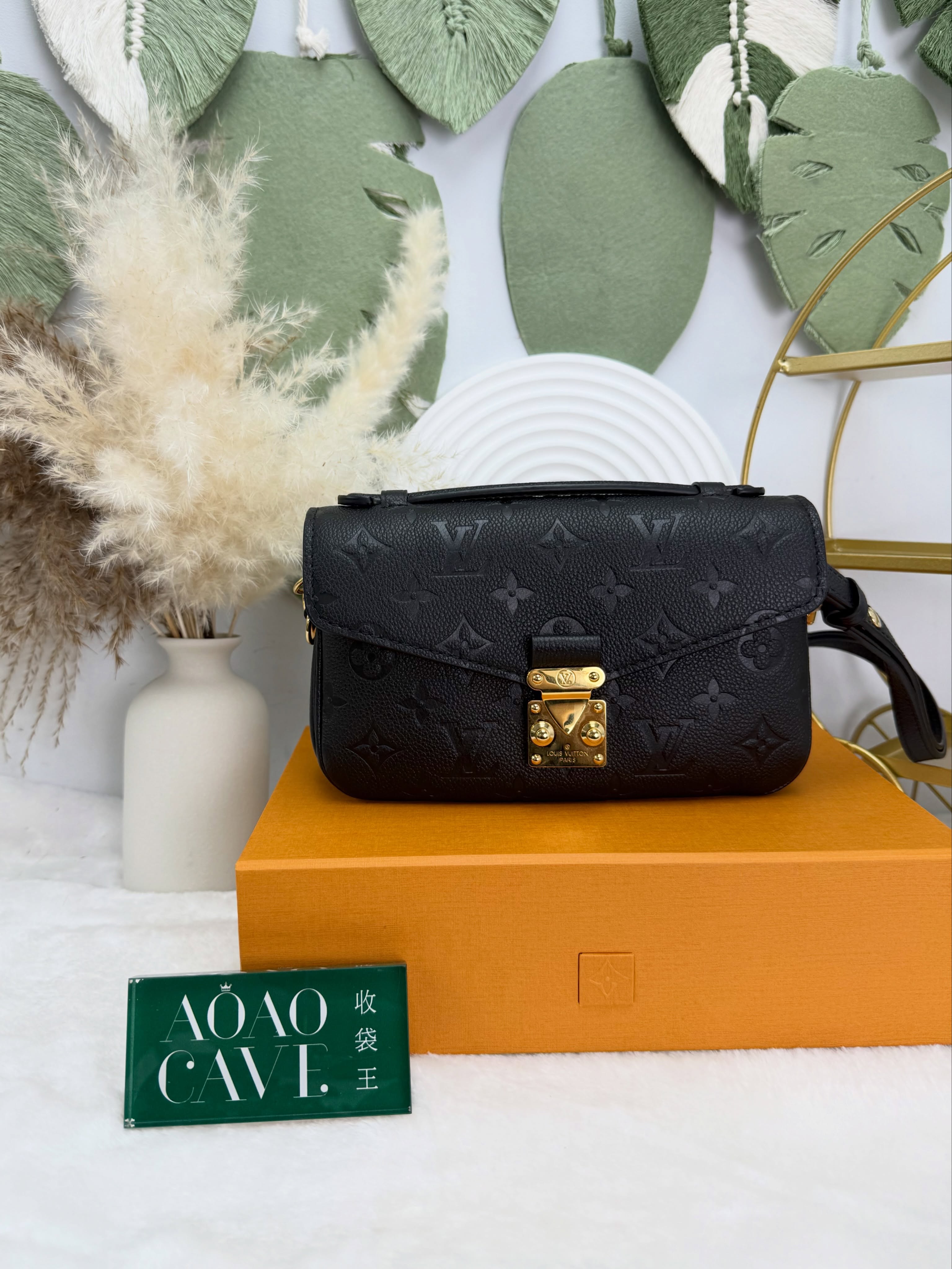 LV👜 PRE OWNED 🛍️黑皮壓花皮革金扣pochette Métis🖤全套有2026年8月專門店單 晶片款💛