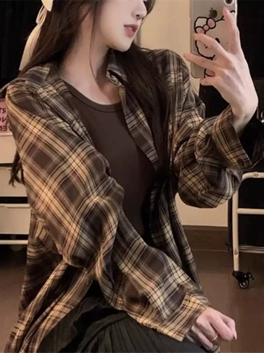 咖色格子衫