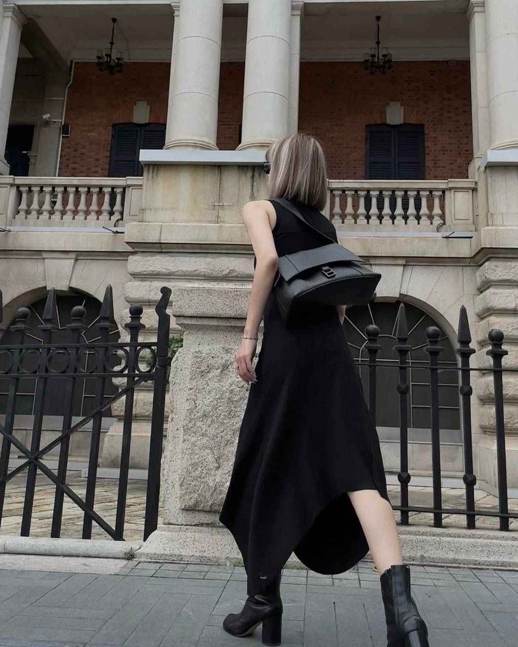 经典款🔥中号平纹黑枪(m/32cm)🐈‍⬛ ba1enciaga 横空而出的Downtown沙漏包 整个包身是软趴趴的感觉 就是大写的随性慵懒时髦感 可以斜挎也可以调短肩带腋下背 加上巨无霸的容量，时髦女孩的通勤包有了 软皮质感头层牛皮➕经典全钢B字扣五金 还是要着重强调一下咱家的B字logo刻印 清晰度全网独家⚠️品质是不需要你们担心的 请务必认准高版本❗️ 中号s：30×17.3×10cm671353m 大号m：32×20.8×15.5cm671354m