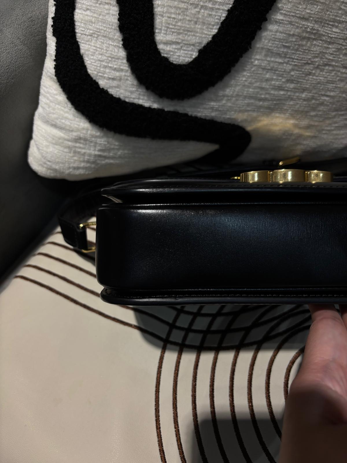 Celine CLASSIQUE TRIOMPHE 黑金凱旋門 medium box flap W22x15.5x6cm  100%Authentic ,98%new  ✅tap booklet ✅dust bag✅box 