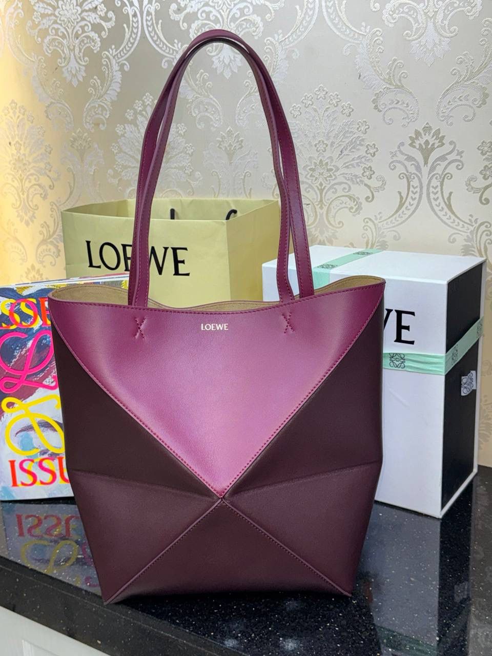 *中号𝐏𝐮𝐳𝐳𝐥𝐞 𝐅𝐨𝐥𝐝折叠手袋👜*（深红拼色） ——全新【𝗡𝗘𝗪】升级‼️ 延续经典𝙋𝙪𝙯𝙯𝙡𝙚的标志性几何裁剪设计，新晋顶流🅰️𝙋𝙪𝙯𝙯𝙡𝙚 𝙁𝙤𝙡𝙚 𝙏𝙤𝙩𝙚以折纸包为灵感，升级成🉑完全折叠‼️的结构，立体与平面任意切换，出差旅行🧳必备单品。小牛皮材质轻且柔软，𝐌𝐢𝐧𝐢尺寸搭配一条可拆卸式肩带，手提，肩背，斜挎多样化背法✨ 尺寸：𝟐𝟓.𝟓-𝟏𝟒.𝟓-𝟑𝟏.𝟓𝐜𝐦 款号：052316