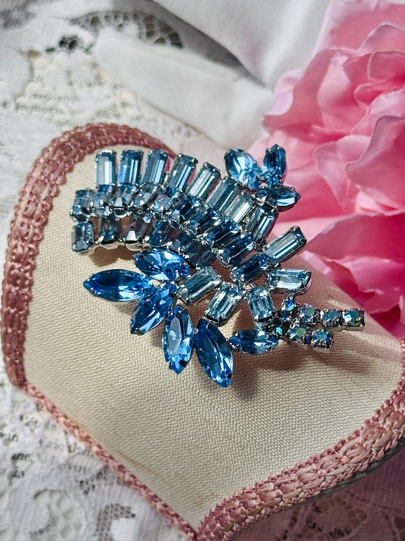 Vintage 1950s Blue Rhinestone Rhodium-Plated Statement Brooch （MT2589-29)