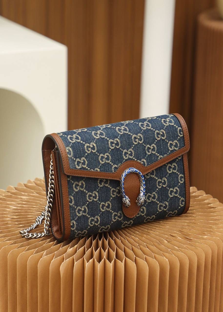 𝘿𝙞𝙤𝙣𝙮𝙨𝙪𝙨系列𝙒𝙤𝙘#401231#正品皮 ✔尺寸：20*13*6cm 具有结构感的𝙒𝙤𝙘，配上复古当下火热的丹宁牛仔面料，搭配棕色皮革造型，让整体更加精致复古，可拆卸的链条，简直一包多种用法，内设隔层，更加很好的容纳日常使用，实物真的超香系列，高级感十足！🔥🌈