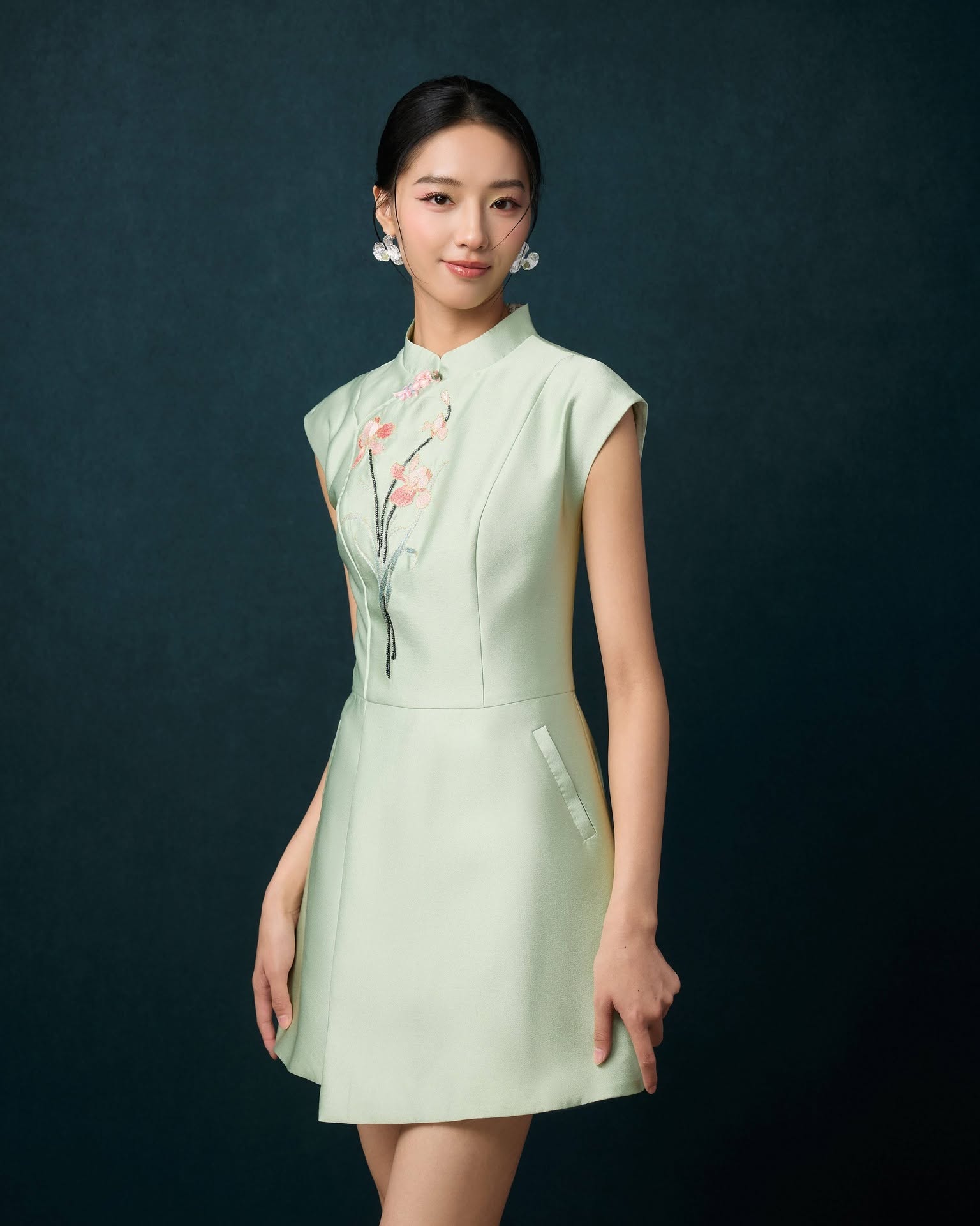 花刺绣闪亮珠饰连身裤  D0350