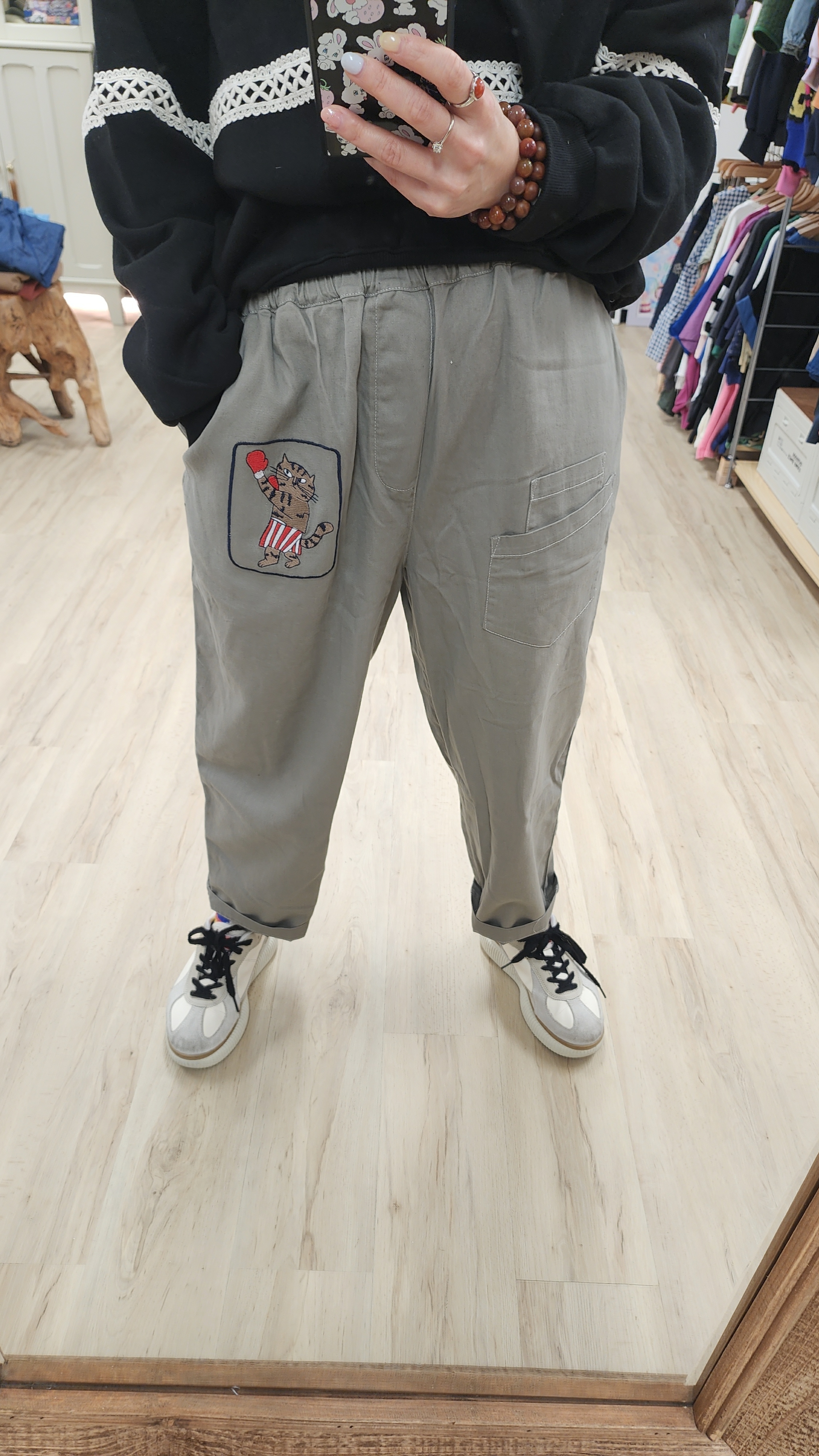 日牌灰拼拳手貓貓刺繡橡筋棉麻褲