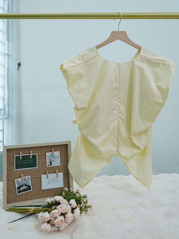 Slimming Ruched Sleeveless Top with V-Back Zip and High-Low Hem ‖ 显瘦褶皱感前短后长V型开叉拉链无袖上衣 KR0190106Y