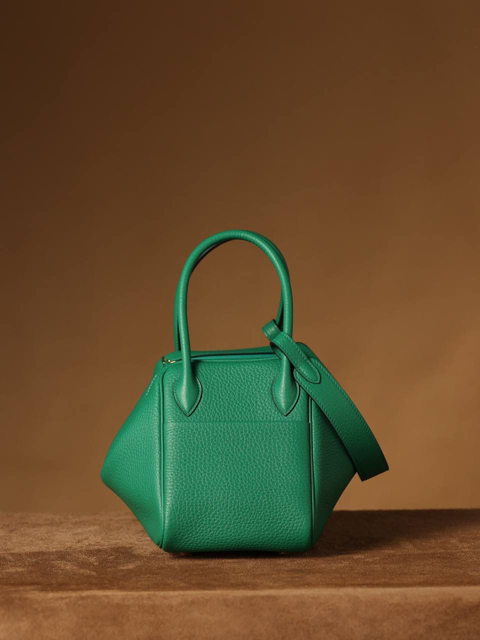 Hermes 爱马仕 Lindy 26cm 丝绒绿金扣👜✨ Lindy 独家渠道货 独家欧洲原厂皮原厂五金组装的ZP尾单货 尺寸：26*18*14 cm Lindy是采用原厂的正品TC皮，什么是TC皮？ 爱马仕专用的clemence,简称tc皮，是Hermes最受欢迎的皮革之一，颜色会比Togo少一些，但是纹路比Togo细腻，含油更高，更软，因此稍稍有些下垂感的特点。
