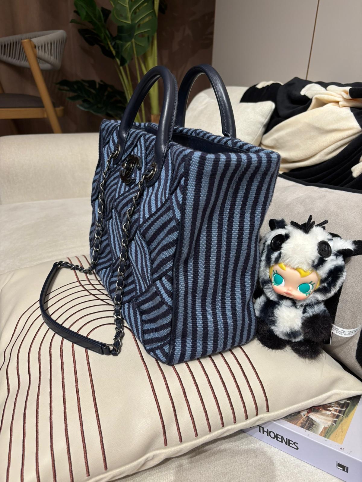 Chanel 2way Shoulder bag 100%Authentic,95%new  ✅22card✅dust bag✅box 