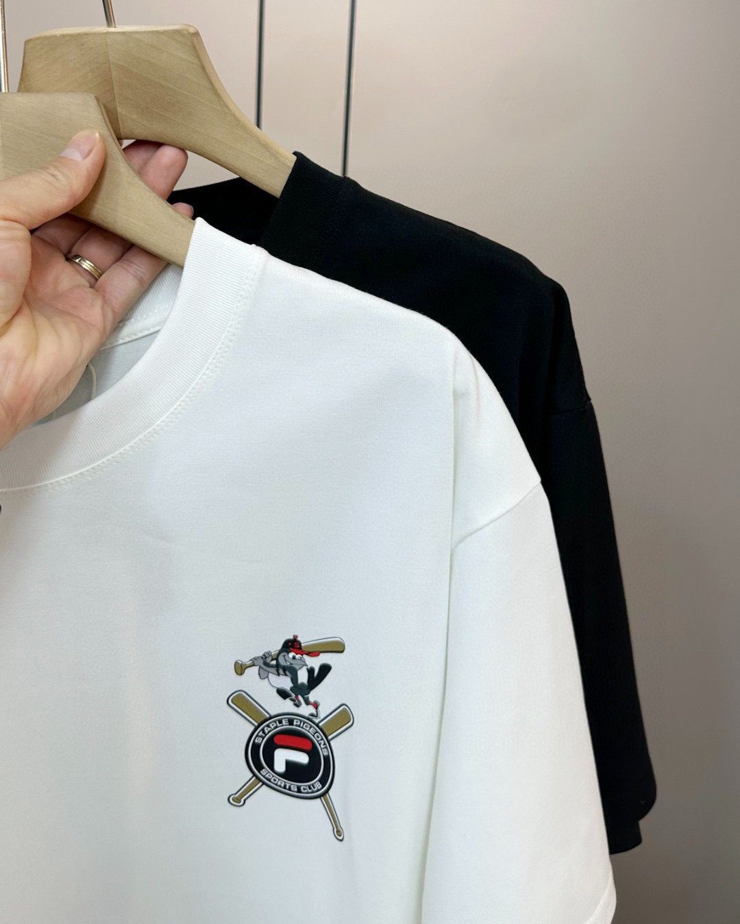 $195件。2件起$185件。FILA棒球主題系列印花短袖T恤