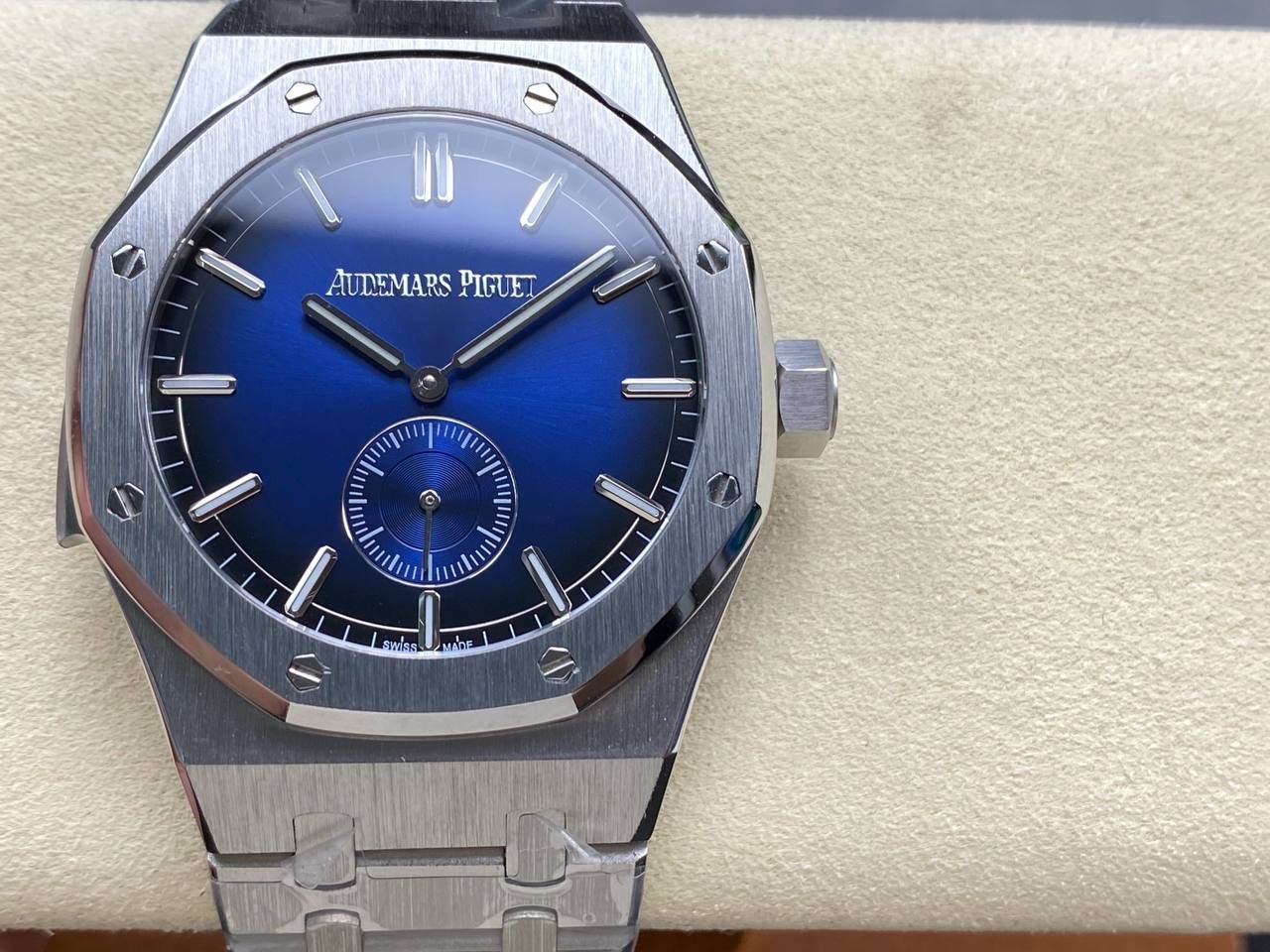 🚀AP爱彼 皇家橡树26591IP系列男士腕表，两针半 震撼上线：后盖升级透底，采用2953升级版机芯， 成就钢表巅峰—— 实力演绎 卫冕“钢”王！【5大精妙之处】 1.正品拆解开模，尺寸为42×11.3毫米与正品一致！ 2.完美还原正品表壳的每一处细节，尽显正品“棱角分明 坚毅果敢”的阳刚气质。 3.钢带的做工无可挑剔，比市面上任何钢带表做工均要更上一层楼，钢带头粒和表头衔接的“缓冲带”的松紧程度与正品一模一样，(可选配钢带款，胶带款) 4.爱彼2953升级版机芯，稳定，优秀，更真实。 5.表盘的“饼干纹理”立体饱满 搭配白金荧光时标和Royal Oak皇家橡树指针，体验精妙 感受不同！必属精品