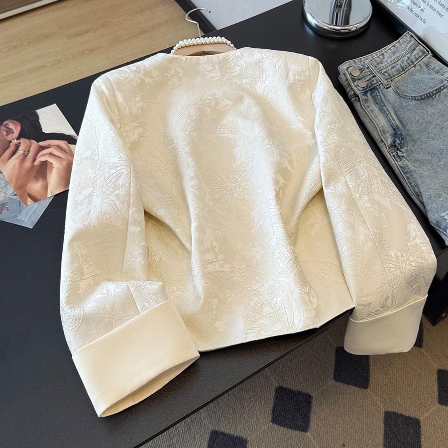 B106(9925) 新中式气质高级感缎面提花刺绣蝴蝶付垫肩杏外套上衣