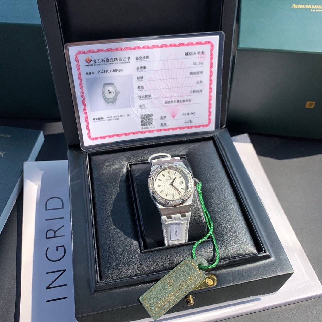 全网女神看过来😍😍这款爱彼女表才是最具有性价比的… 爱彼皇家橡树系列型号67601石英腕表，皇家橡树系列独有的八角形外观还拥有爱彼独特的设计风格也将女士优雅风格融入其中，深受女明星们的爱戴，表带澳洲湾鳄鱼皮，即使只有33毫米的小尺寸，也将爱彼独有的纯净美感与刚毅线条展现的淋漓尽致，而镶满钻石的表圈也为佩戴的女士增添了更多的柔美。（32颗明亮式切割美钻，总重约0.65克拉）巴蒂镶嵌一枚半透明凸面蓝宝石，搭载瑞士进口石英机芯，拥有实用的日历显示功能，女士们佩戴起来不会显得沉重 ，配专柜最新全套包装发货！这种货一般数量不是很多哦