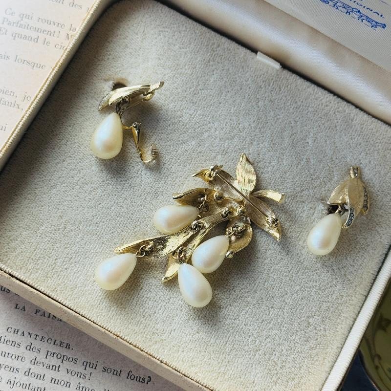 Vintage C.a. 1960s Textured Gold Grape Shape Dangling Faux Pearl Jewelry Set - Clip Earrings and Brooch (MT2141)