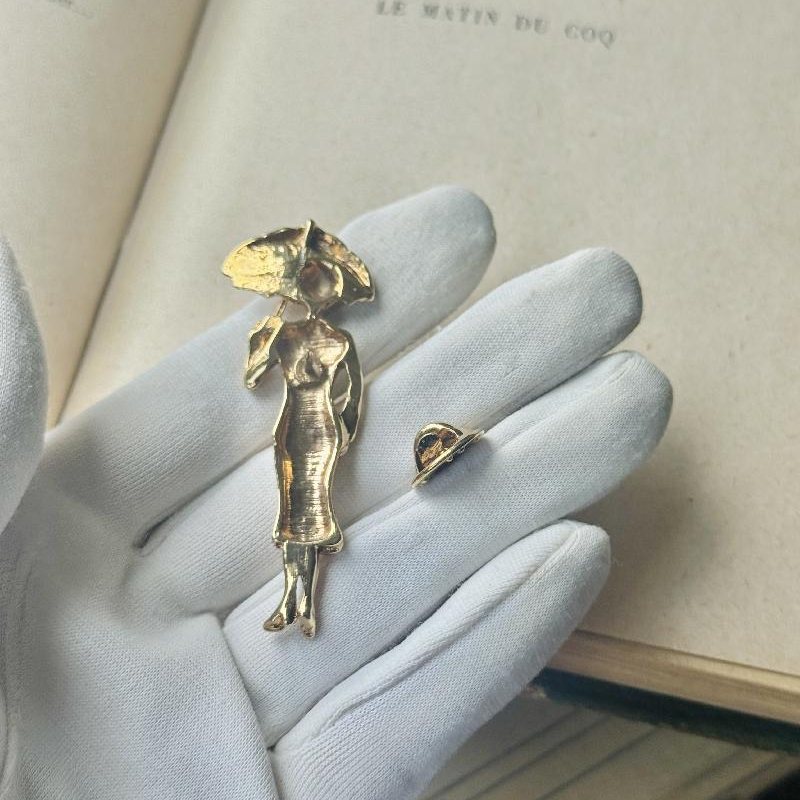 Vintage Golden Lady Holding Umbrella Pin Brooch (MT2358)