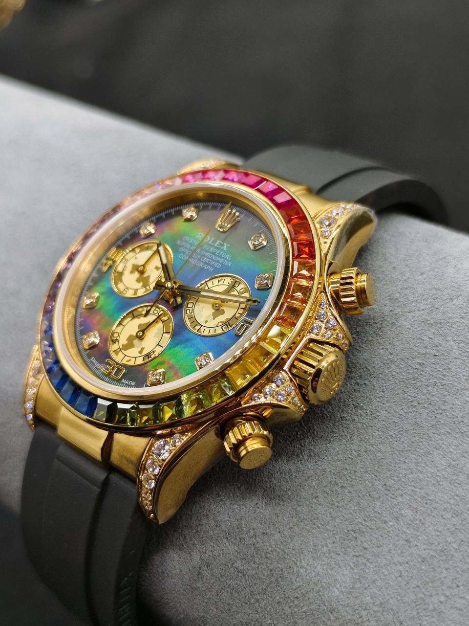 劳力士 ROLEX 迪通拿系列 🎮宇宙计时型迪通拿40系列——904精钢 1⃣️采用天然藏青贝母面双重真铂金小眼，每一张都精挑细选，秒杀其它现有版本的细节和做工！ 2⃣️厚度12.4mm，🎮 采用7750机芯，一档调时，中间不再有日历空档，计时功能一切正常使用！ 3⃣️超级904钢材质，蓝宝石镜面！每个细节都做到了极致！欢迎品鉴！🎮S1精致推荐男士多功能机械腕表