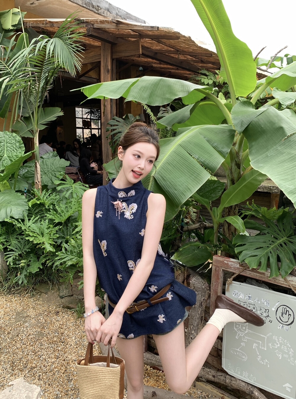 日常感重工刺绣夏季天丝牛仔上衣背心(配腰带,胸针) Sleeveless High Neck Embroidered Denim Top with Belt and Bag coming