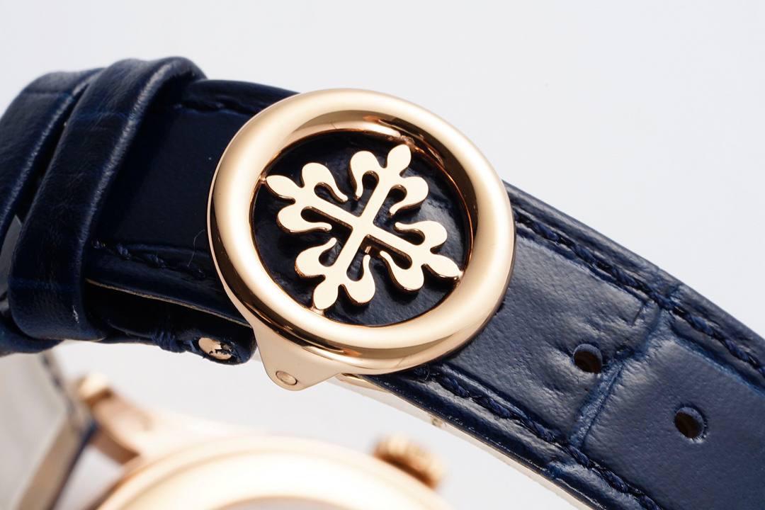 新品百达翡丽5396R系列腕表 表径38.5MM。表壳一体成型，平实的抛光工艺是最重要的精饰技术之一。它能凸显表壳形态，强调不同部分的特色，使表壳成为一个耀目的整体。 全新PP 5396R表盘左侧视窗显示星期，右侧显示月份，而6点鐘位置较大视窗则是白底黑字显示日期；下半部分则是24小时和月相显示辅助面盘处在日期视窗与双视窗之间，确保视觉效果上的平衡与和谐。 百达翡丽秉持着纯粹简洁的创作元素，华丽质感很难让人忽略，玫瑰金与海军蓝的搭配也让人心动非常，不论在视觉、舒适度亦或是实用性上皆能让佩戴人感到满意。 机芯部分，搭载PPF自研324 S QA LU 24H/303自动上链机芯，备有硅游丝，且动力储存最长能到45小时。这枚机芯饰有日内瓦条纹的镀铑夹板、圆润的倒角边缘、嵌金雕刻纹路、饰有Calatrava 十字星雕刻图案的大型18K黄金自动盘，中心的打圈装饰纹、日内瓦涡纹倒角边缘，以及闪亮的红宝石轴承，确保走时精准🔥🔥