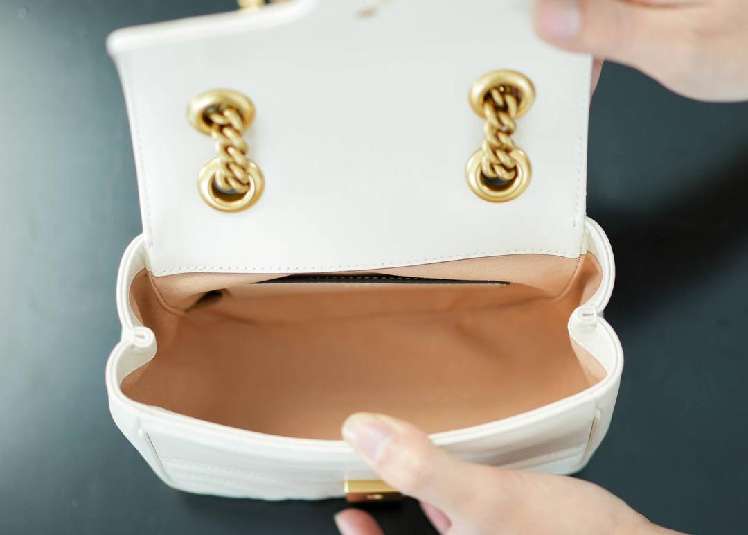 👜🔥GG Marmont系列绗缝迷你肩背包 新款方胖子 白色18cm （原厂皮 全铜五金） 正品售价,500 GG家经典系列再次推出方胖子设计造型， 保留原有的Marmont经典系列轮廓， 更加精致时髦洋气了~ 容纳量也是非常可观的，日常容纳需求完全没问题， 可斜挎可肩背，也很百搭哟! 官方款号 739682 尺寸：18x15x8cm