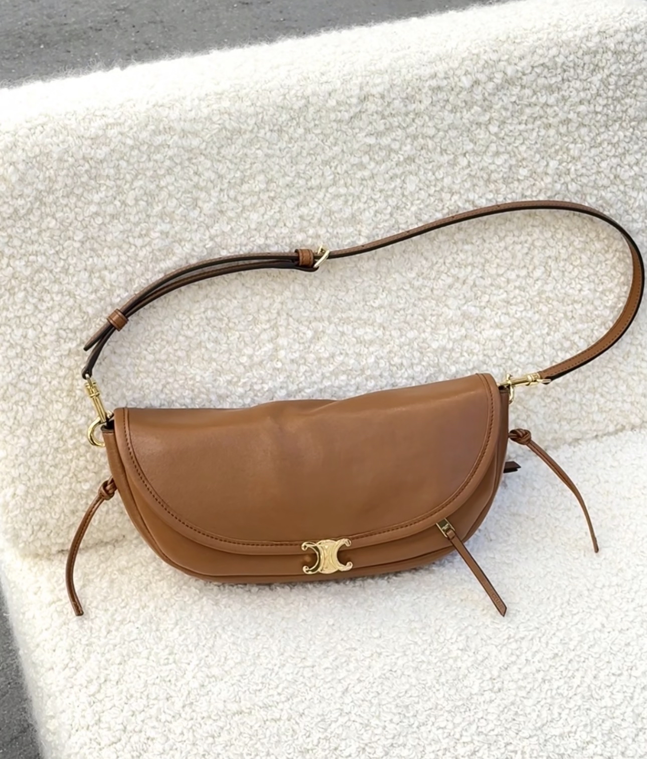 訂貨🍒Celine Little Halfmoon Bag Tan Size 25x13x5cm