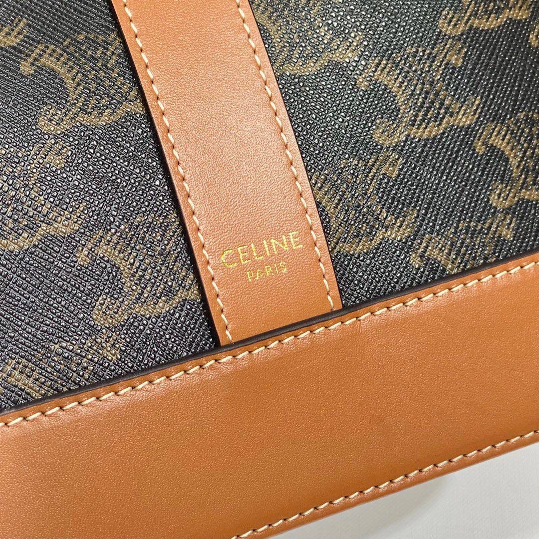 🔥大货实拍图 𝗖𝗘𝗟𝗜𝗡𝗘 ♥ 𝗧𝗥𝗜𝗢𝗠𝗣𝗛𝗘 𝗖𝗔𝗡𝗩𝗔𝗦小号水桶 多少年都不会倦怠的经典与复古设计，可以说是品牌标志性收藏款了，型号：191442 尺寸：30*22*13cm。