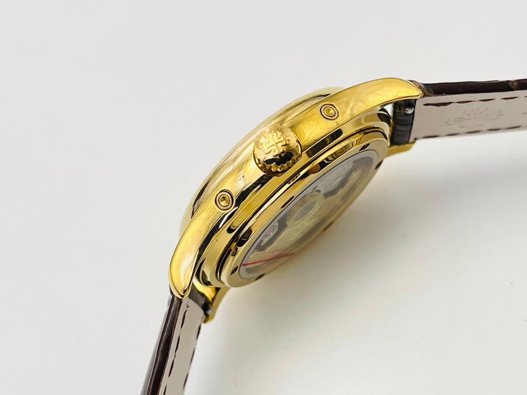 百达.翡丽最热门款式，PP复杂功能计时系列5146R 5147🔥🔥 1⃣️采用39MM表盘直径，精巧绝伦！ 2⃣️搭载高性能Cal.324自动机械机芯，具备年历，日期，月份和月相显示功能，提供了强大的时间衡量功能，表盘设计中心大秒针，是时间易于读取。 3⃣️相信这样的一款腕表会是很多爱表人士所梦寐以求的，但是就如它水中月的意象一样，可遇而不可求，所以，如果有个机会出现在你面前，那么就好好珍惜吧。