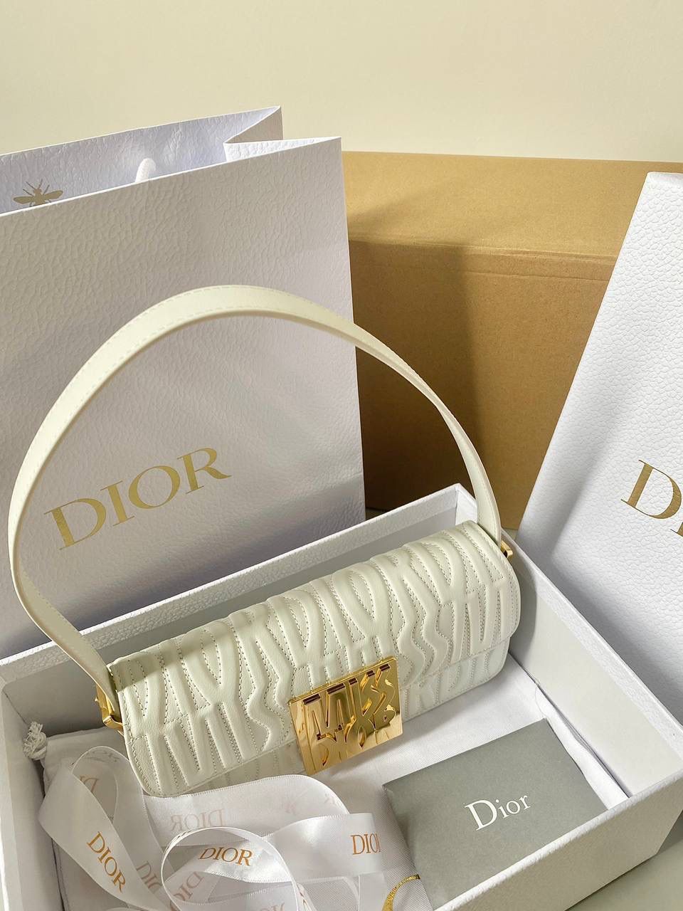 🈶白色 𝐌𝐢𝐬𝐬 𝐃𝐢𝐨𝐫腋下包 哇！实物是超预期的 从五金到皮质都非常奢华，很好看 牛皮的材质有型又耐久， 立体的字母手感彰显个性！ 空间，日常通勤或约会都很不错哦 大小刚好，腋下背气质又时髦 22×11×6cm #3410m