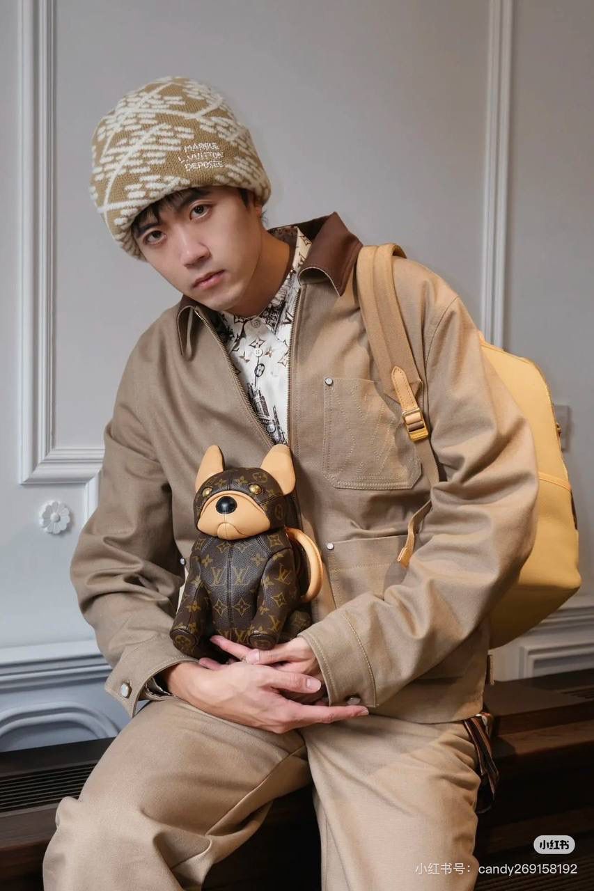LV法斗包👜✨ 今天约个不一样的包背背吧！ LV25男士早春新款——PoochBag狗狗包 这一季的配色那叫一个洋气，最出圈的就是王鹤棣拿的这支PoochBag，惟妙惟肖的小狗包包，这个设计太🉑了，不管是爱包人士，还是喜欢收集公仔的，都会喜欢，往怀里一抱，时髦又洋气，俏皮又酷酷的，妥妥的凹造型神器😍 尺寸：28 x 19 x 18 厘米