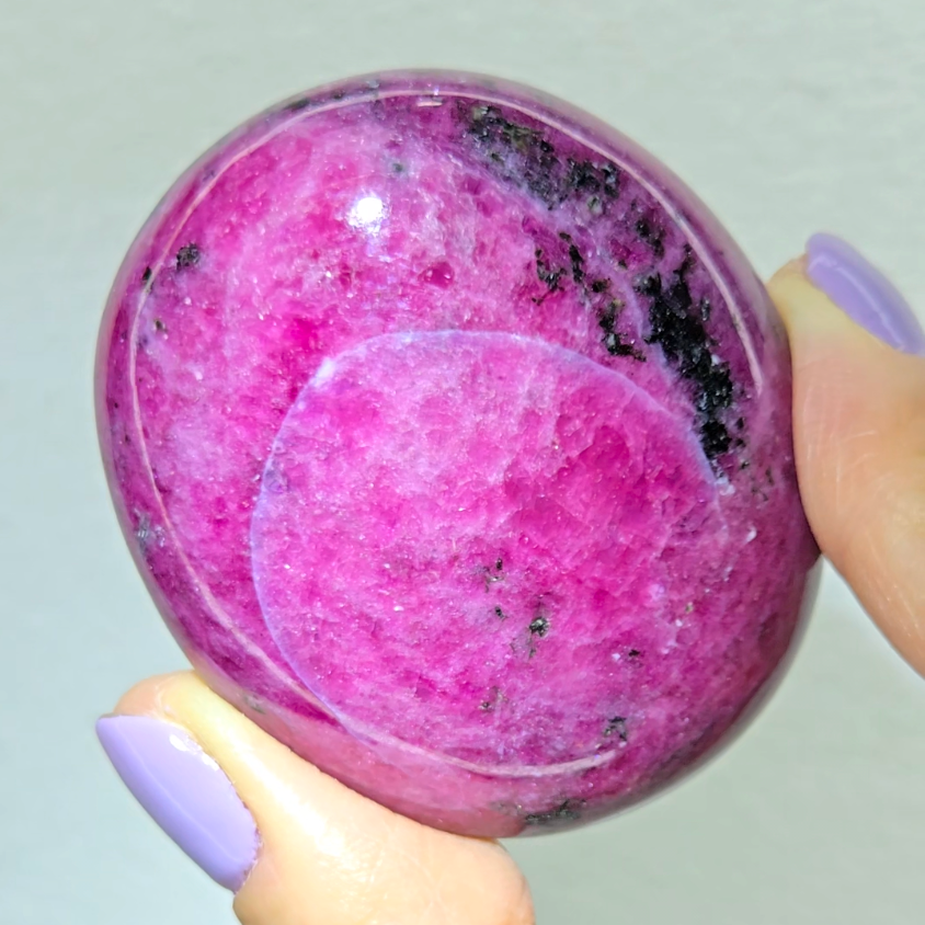 Ruby with intense flash, prismatic patterns, strong UV - RBY6