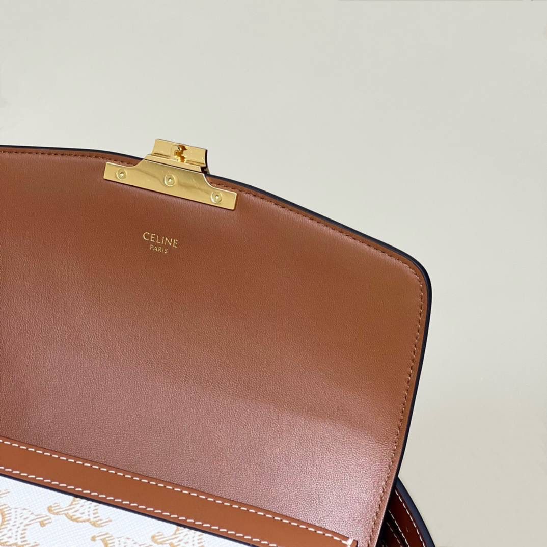 🔥大货实拍图 𝗖𝗘𝗟𝗜𝗡𝗘 ♥ 𝗧𝗥𝗜𝗢𝗠𝗣𝗛𝗘 𝗕𝗢𝗫 型号：191242 中号尺寸：22.5*16*7cm 小号尺寸：18.5*14*6cm 凯旋门自发行以来就一直火的一塌糊涂，最开始的老花到纯色到帆布，这只帆布真的太好看了，超级清新！