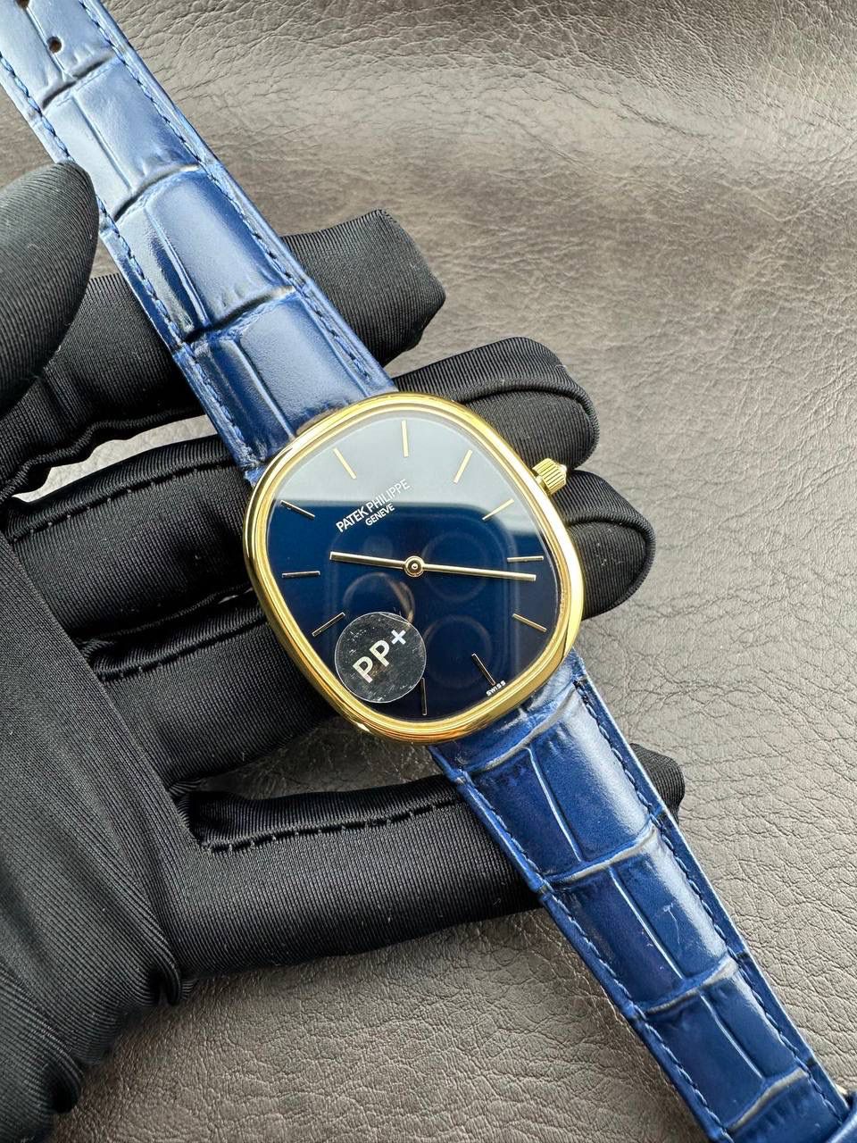 PP➕ Factory2025新品首发｜百达5738系列 68克配重版 复刻经典，更胜经典——GOLDEN ELLIPSE 黄金椭圆腕表重磅登场！ ✅ 黄金分割美学重塑：遵循1:1.6181经典比例，34.5MM×39.5MM椭圆表径搭配7.7MM纤薄厚度，复刻古典韵味与佩戴舒适度。 ✅ 316L精钢表壳：介于圆形与矩形之间的别致椭圆轮廓，还原原版线条张力，质感细腻出众。 ✅ 3D立体云贝母表盘：专属浮雕打印工艺，折射神秘深邃光泽，告别市面暗淡平庸款，上手自带高光。 ✅ 定制进口小牛皮表带：21X16尺寸对版原配，搭配同型椭圆表扣，与表壳设计遥相呼应，贴合手腕更显格调。 ✅ 9015精准机芯：走时稳定精准，兼顾实用性与耐用性，日常佩戴无压力。 PP➕不做“远观款”，只为呈现最接近原版的真实佩戴体验——从细节质感 to 上手触感，每一处都经得起近距离审视，让经典韵味在腕间完美延续！