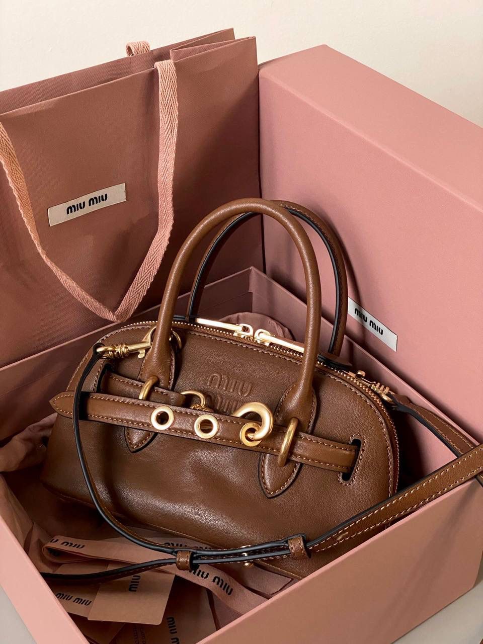 🈶焦糖色，迷你 𝗠𝗶𝘂𝗠𝗶𝘂24秋冬贝壳包 年度爆炸款来啦 | 真心被夸爆 没有过分夸张的设计，有着时髦且个性的圆弧包型，形似贝壳，看着很轻松又舒适一点也不会给人压力 双向拉链在保证实用性的同时让它充满了复古的调性，搭配上腰带式设计细节，时髦有态度 面料手感软糯，拎在手上可以切确感受到高级质感 迷你：8×13×21cm #F0022m 小号：16.5x28x10cm 大号：33x17x11cm