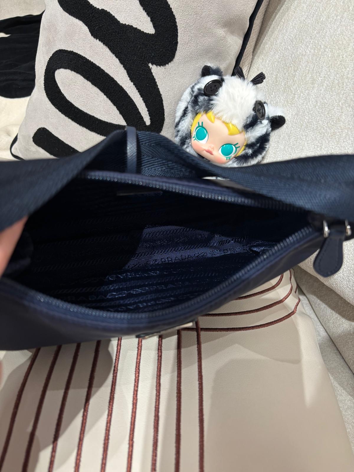 Prada re-edition 2000 re-Nylon Hobo Bag Navy 100%Authentic, 95%New